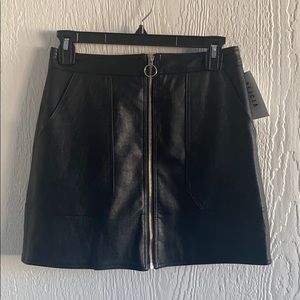 Zip Front Faux Leather skirt 🖤